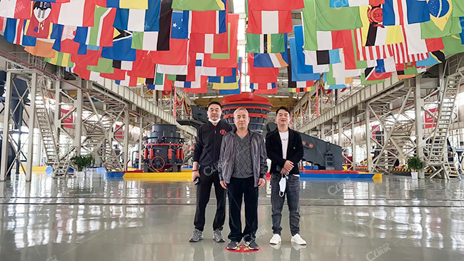 河北褚先生蒞臨上?？评鹂丝紤]滑石超細(xì)磨粉機(jī)